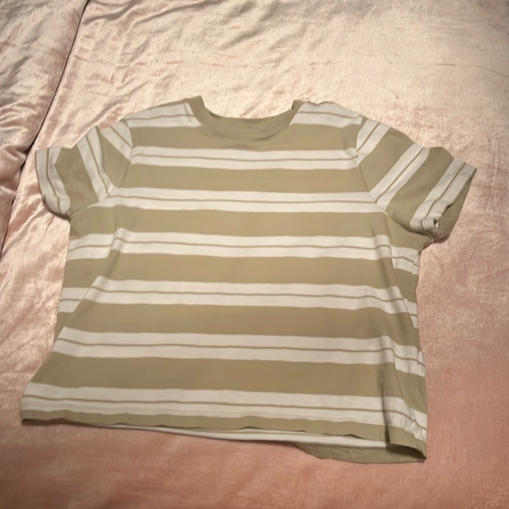 Boxy-crop tee. Green and white striped